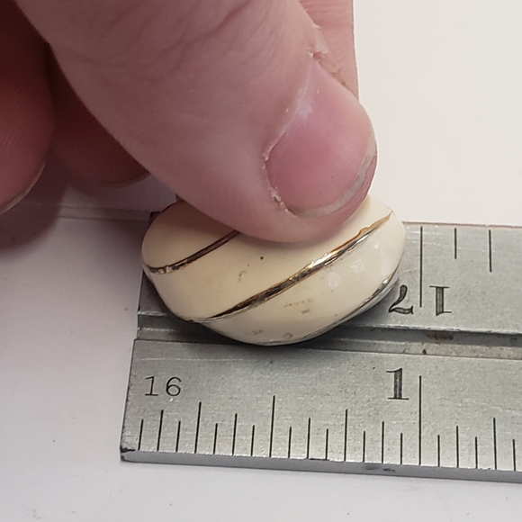 Elegant Vintage Cream & Gold Earrings - Picture 3 of 6